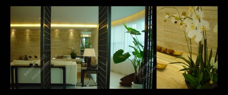 2013高清图片-东南亚风格23_2透过深色木格旋转门遥望客厅，除了作为一种流动的指向，造就对未知的窥探，以增强空间的层次感与趣味性。